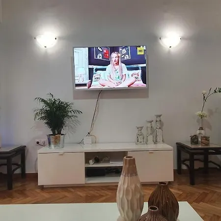 Beautiful Renovated Flat In * Atény
