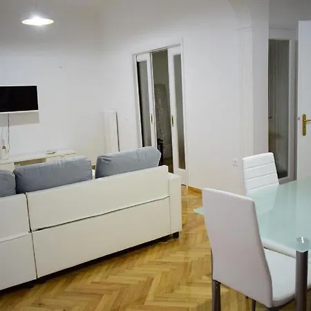 Beautiful Renovated Flat In Apartmán Atény